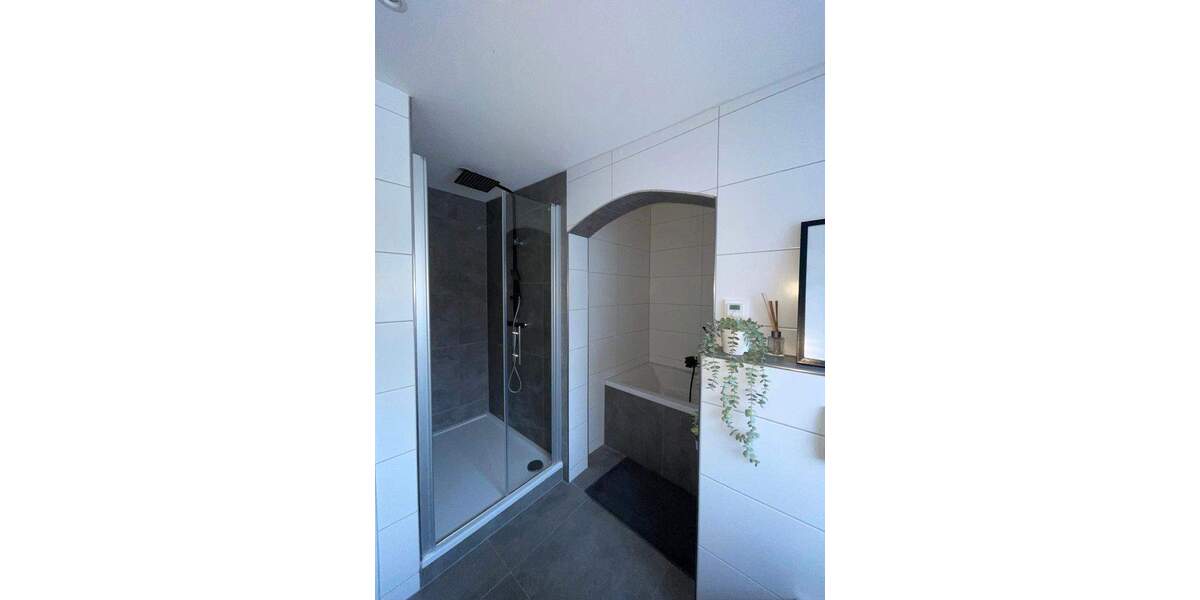 Luxuriöse, kernsanierte Wohnung mit Hauscharakter, Garage, besonderem Gartenanteil & eigenem Eingang 3 zimmer