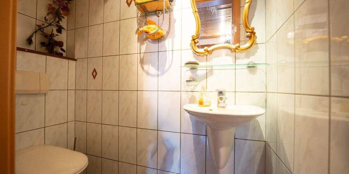 Traarer Wohnidylle: Zweifamilienhaus in ruhiger, unverbaubarer Feldrandlage 8 zimmer