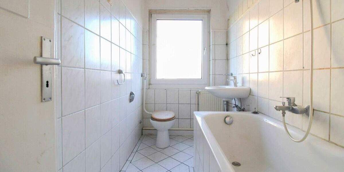 Paketangebot: Zwei Wohnungen mit Ausbaupotenzial DG, Balkon und Stellplatz in Duisburg-Obermeiderich 5 zimmer