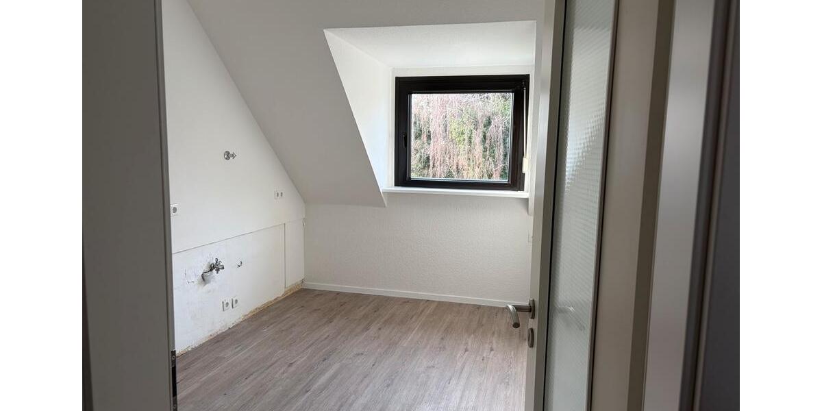 Dachgeschoßwohnung Oberhausen Rothebusch - 3.5 Zimmer, 80 m&sup2;, 640&euro; | Angebot:25394243