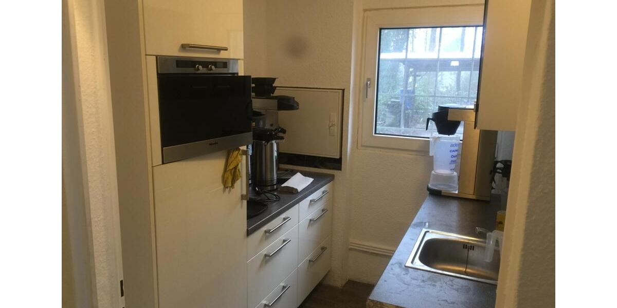 Gewerbe-Halle mit Sozialräumen, Büro, Küche und Dusche zimmer