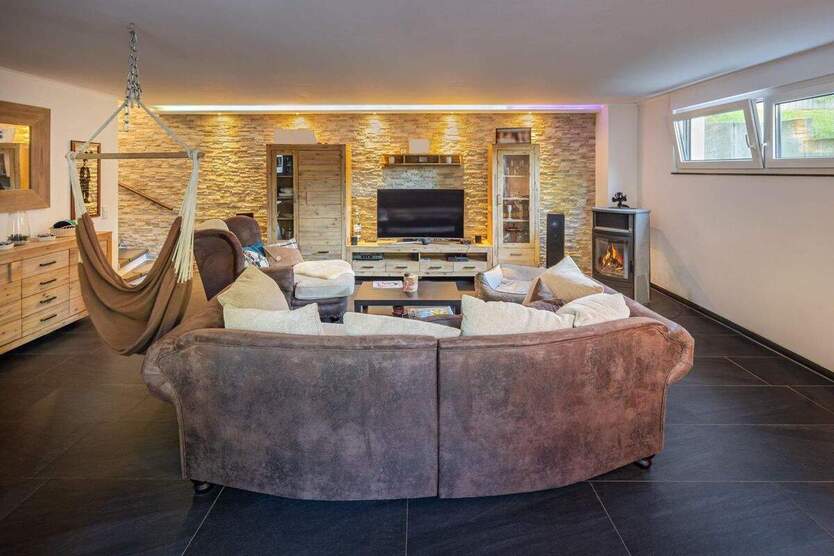 Zwei Häuser in einem mit zwei separaten Eingängen - Einfamilienhaus plus erweiterte Einliegerwohnung 9 zimmer