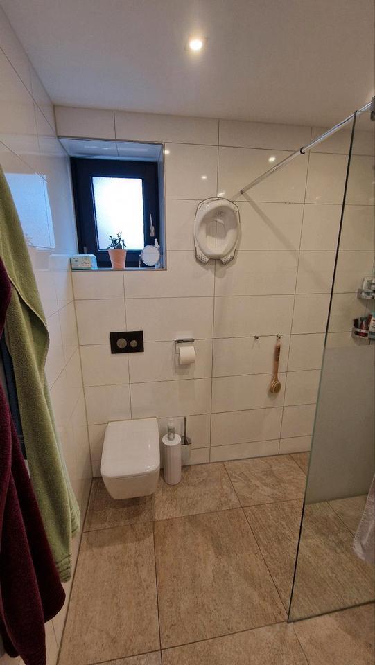 Wohnung im Reihenhausstil mit eigenem Eingang, Garten und Garage
