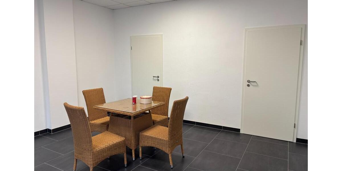 Renovierte Praxis-Geschäftsräume im EG–ca. 250 m² mit Parkplätze zimmer