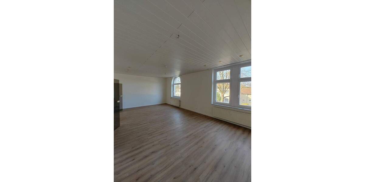 Altbau - Renoviert - Hell - 3 Räume - große Küche mit EBK - Wannen- + Duschbad mit Fenster - G-WC - Garten 3 zimmer