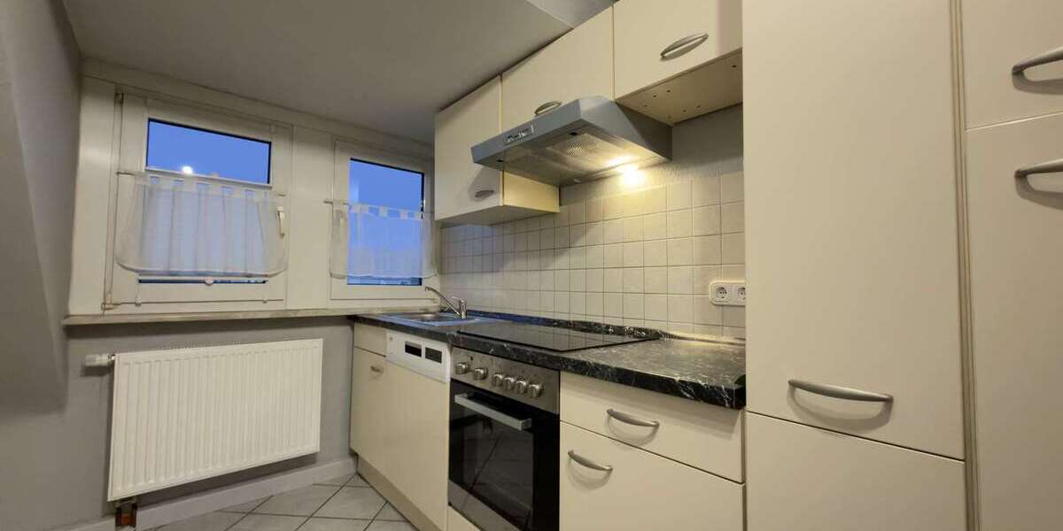 Gepflegte 3,5-Zimmer-Dachgeschosswohnung mit Einbauküche und Garage - Dachgeschoßwohnung Gelsenkirchen Gelsenkirchen-Mitte | Angebot:24740235