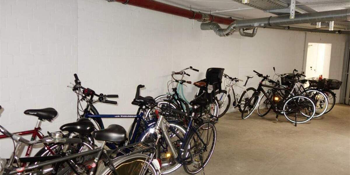 2 Zimmer Wohnung mit Fußbodenheizung und Balkon. EBK käuflich. Nur für eine Person geeignet. 2 zimmer