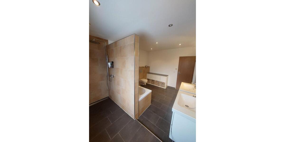 Reihenhaus Hünxe - 6.5 Zimmer, 250 m&sup2;, 2.450&euro; | Angebot:25129233