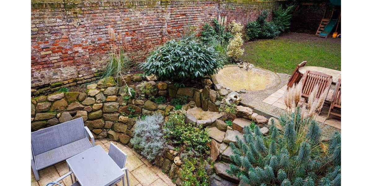 Hochwertig sanierte und stylische Gartenwohnung mit weiterer Dachgeschosswohnung 7 zimmer