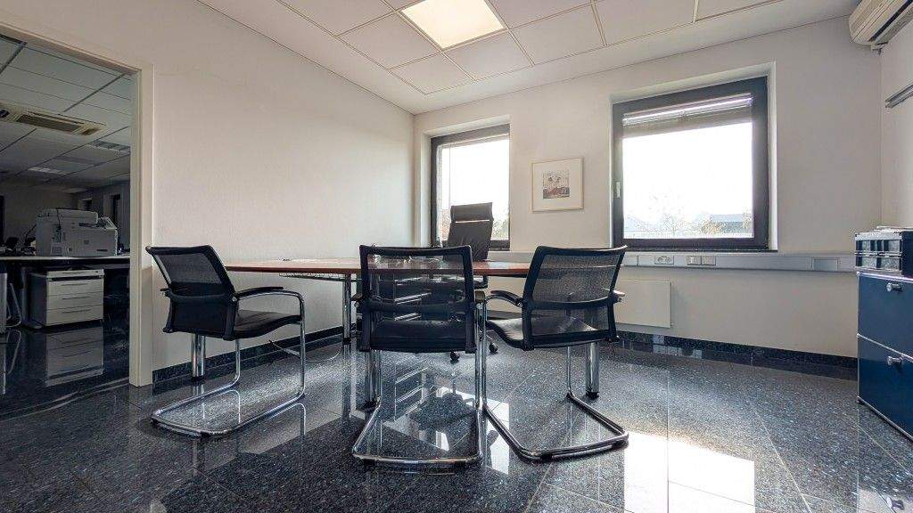 Produktionsgebäude mit Lager- und Büroflächen in bester Lage von Velbert zimmer