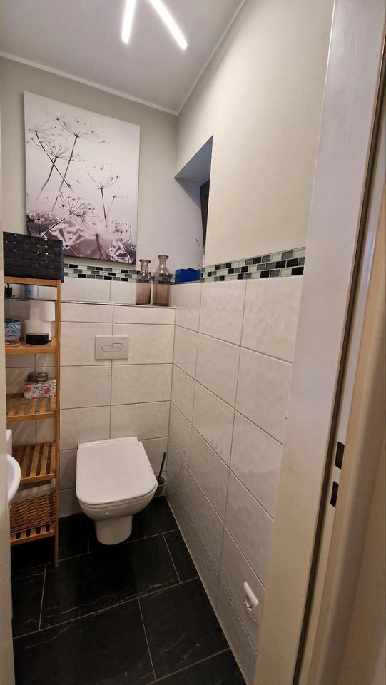 Wohnung im Reihenhausstil mit eigenem Eingang, Garten und Garage