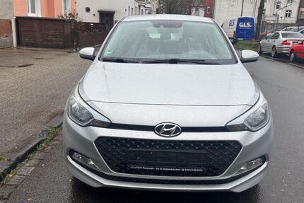 Hyundai i20 126.000 km 7.399 &euro; Gelsenkirchen 45879