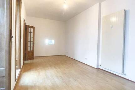 Sanierte Wohnung mit Parkett, EBK und großer Außenterrasse & Glasfaseranschluss in zentraler Lage 4 zimmer