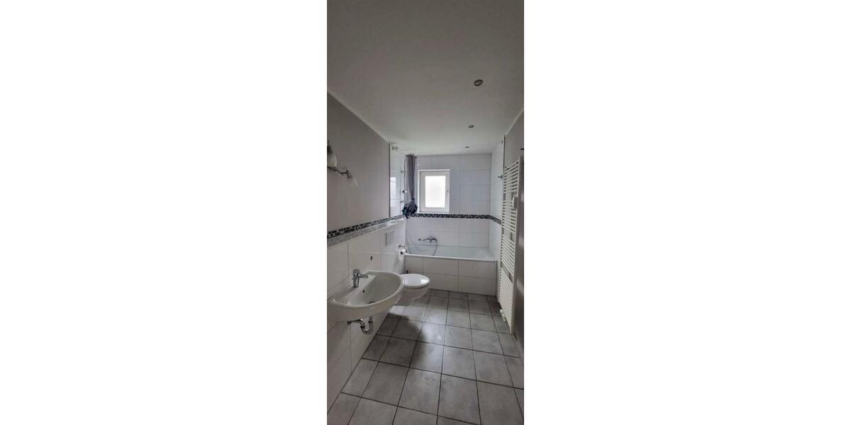 Schöne, helle Wohnung, 74 qm Wohnung, 2. Etage mit Balkon 3 zimmer