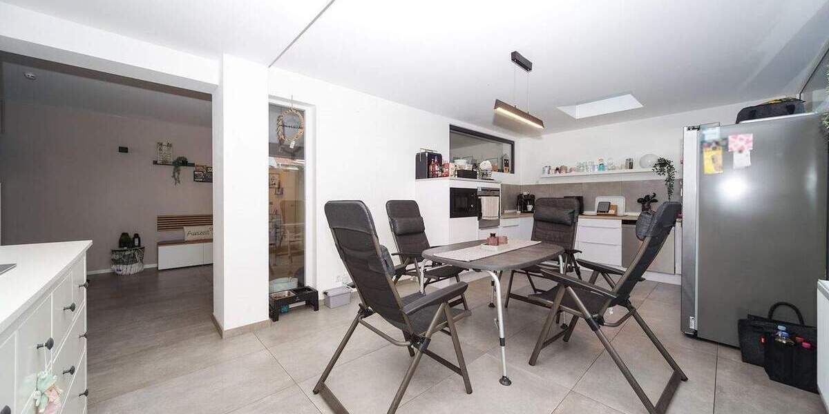 Hochwertige Erdgeschosswohnung mit Garten in kernsaniertem 3-Familienhaus 4 zimmer