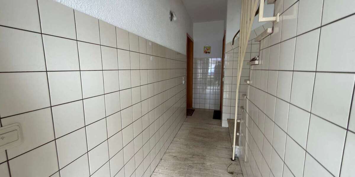 Mehrfamilienhaus mit Potenzial in Dinslaken-Bruch – 5 Wohneinheiten, Garten & Garagen - Mehrfamilienhaus, Wohnhaus Dinslaken Lohberg | Angebot:27119901