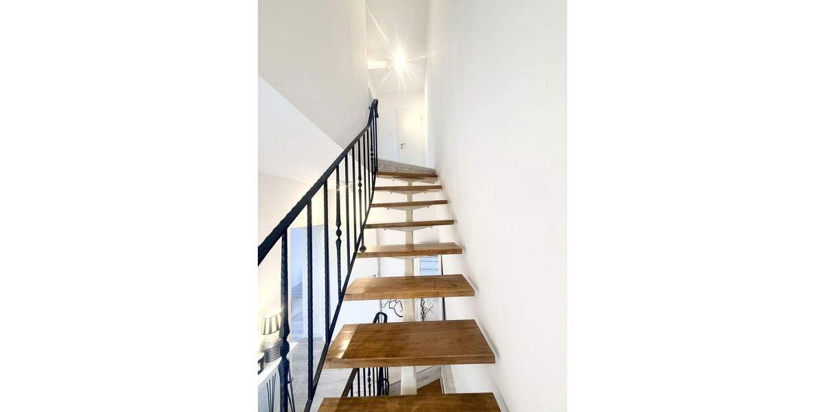 Provisionsfrei: Renoviertes Haus *Einbauküche *Energiekl. E *Ausbaureserve *Mehrgenerationsfähig 5 zimmer