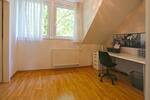 Komplett möblierte Wohnung mit kleinem Balkon