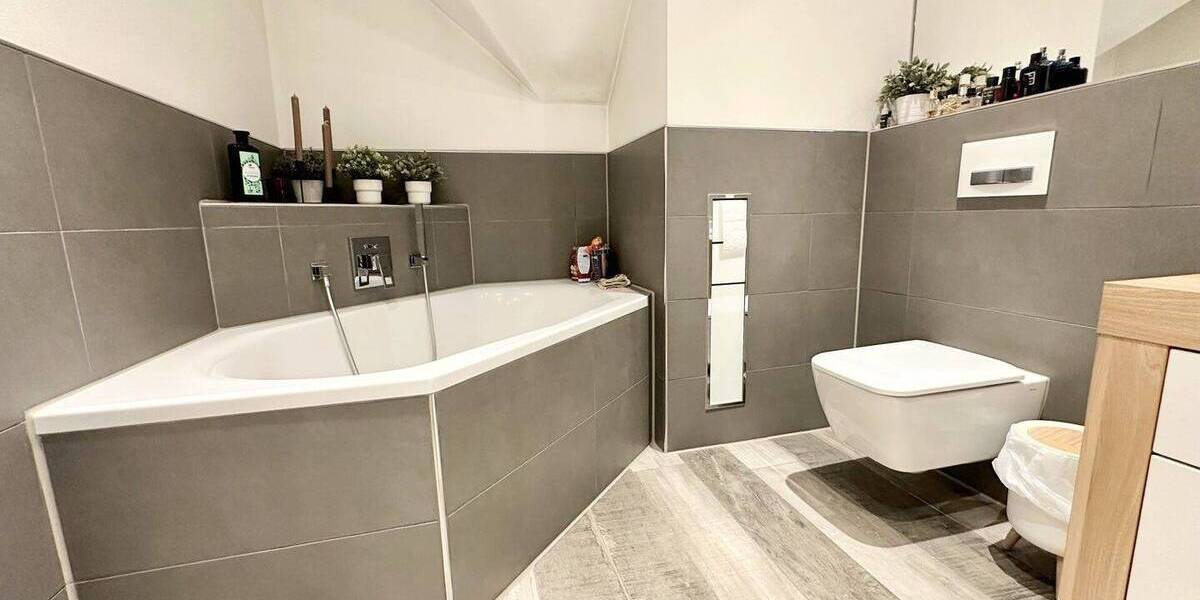 Großzügige 3,5-Zimmer-Dachgeschosswohnung mit Balkon, zwei Bädern und Ausbaupotenzial im Dachboden 3 zimmer