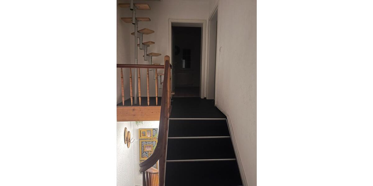 Reihenmittelhaus-modernisiert, gemütlich mit Garten und 2 Garagen 4 zimmer