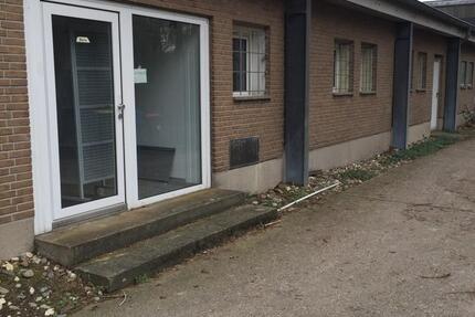 Gewerbe-Halle mit Sozialräumen, Büro, Küche und Dusche zimmer
