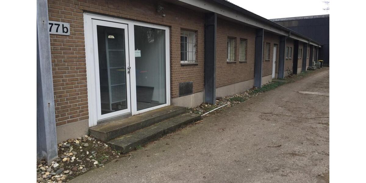 Gewerbe-Halle mit Sozialräumen, Büro, Küche und Dusche zimmer