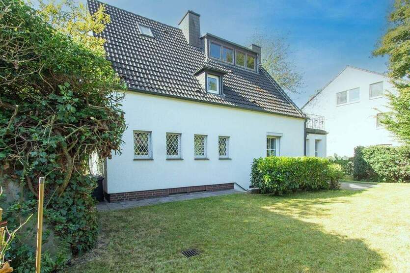 Blömker! Freistehendes Einfamilienhaus mit traumhaften Garten und zwei Garagen am Wittringer Wald! 4 zimmer