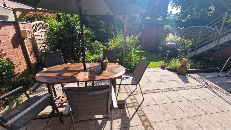 Wohnung im Reihenhausstil mit eigenem Eingang, Garten und Garage
