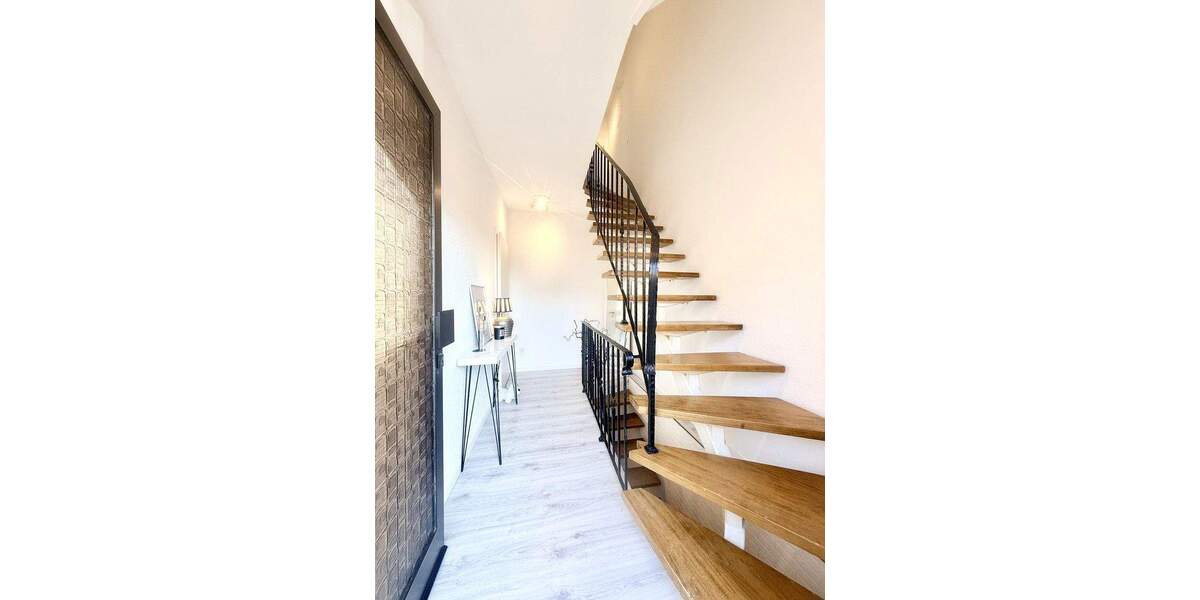 Provisionsfrei: Renoviertes Haus *Einbauküche *Energiekl. E *Ausbaureserve *Mehrgenerationsfähig 5 zimmer