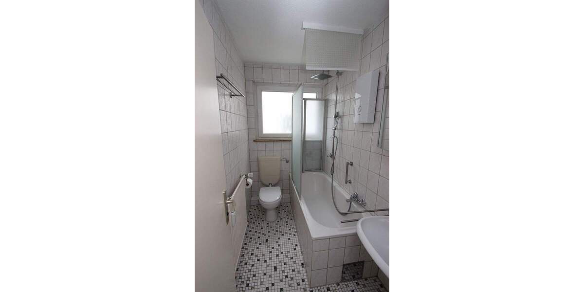 Zentral gelegene 4-Zimmer- Wohnung mit Balkon in Hochparterre 4 zimmer