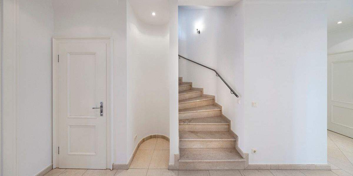 Exklusives Wohnen in Top-Lage von Alt-Meererbusch - Noble Villenhälfte mit hochwertiger Ausstattung 7 zimmer