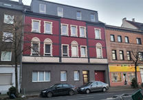 Attraktives Mehrfamilienhaus - 8 Wohneinheiten, Lagerhalle und Garagen *Ideal für Investoren*