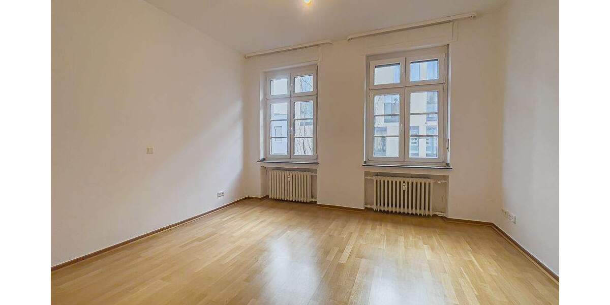 Sanierte Wohnung mit Parkett, EBK und großer Außenterrasse & Glasfaseranschluss in zentraler Lage 4 zimmer