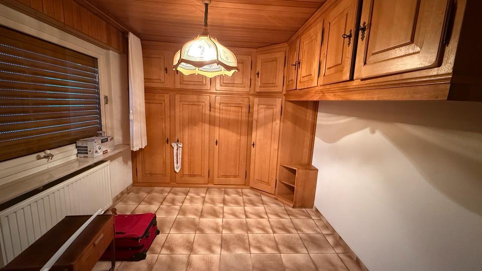 Doppelhaushälfte, großes Grundstück, Doppelgarage, unterkellert 7 zimmer