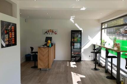 Komplett ausgestattetes Lokal für einen Gastro-Lieferdienst zimmer