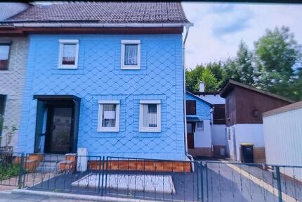 Älteres Einfamilienhaus mit kleinem Garten