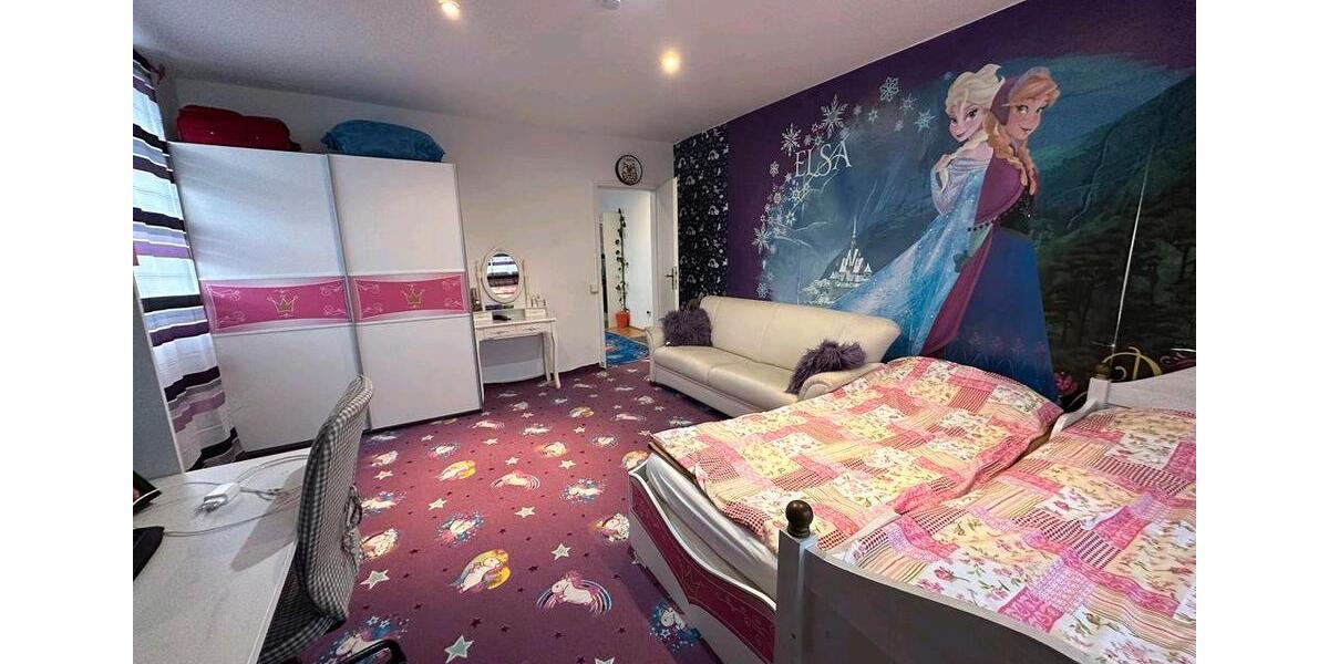 Eine 117 Quadratmeter große Wohnung steht zum Verkauf. 4 zimmer