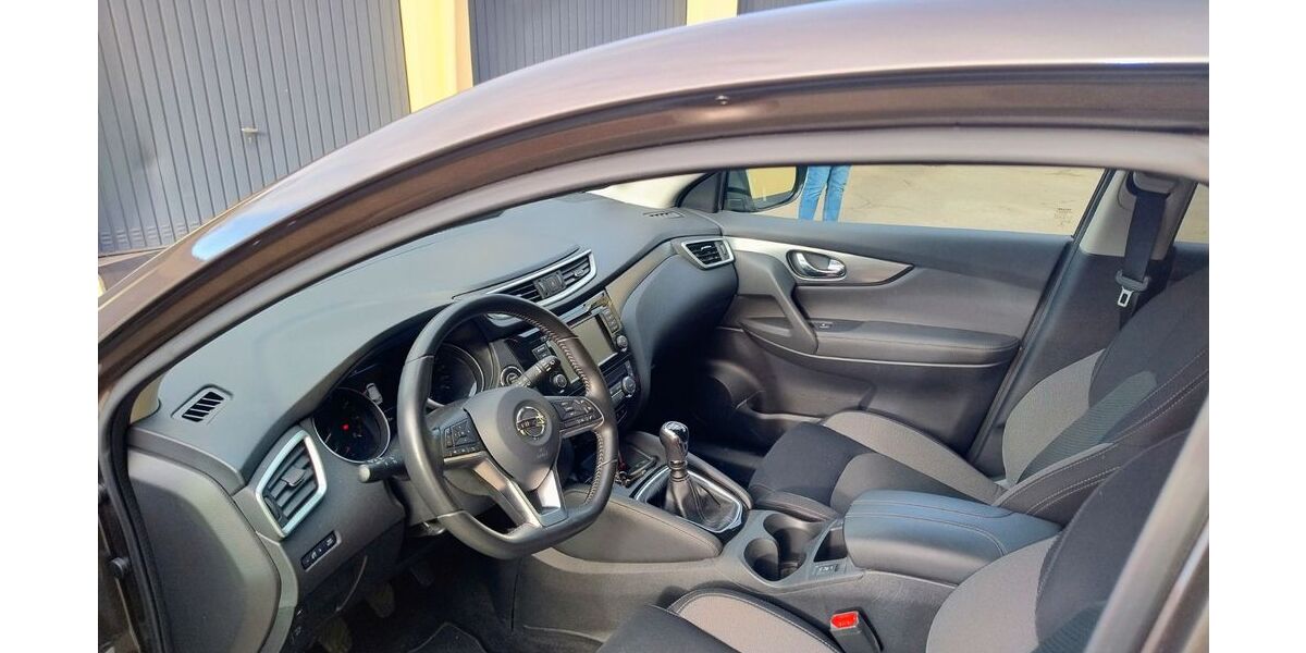 Nissan Qashqai 78.000 km 14.300 &euro; Duisburg 47055