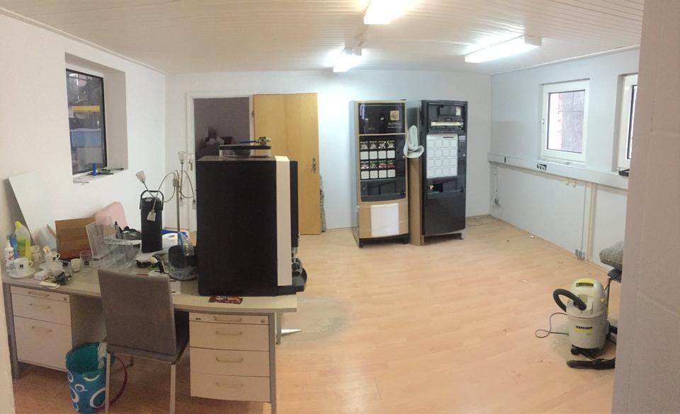 Gewerbe-Halle mit Sozialräumen, Büro, Küche und Dusche zimmer