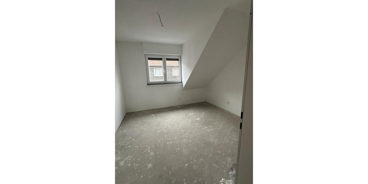 Dachgeschoßwohnung Duisburg Mittelmeiderich - 3 Zimmer, 65 m&sup2;, 750&euro; | Angebot:25596604