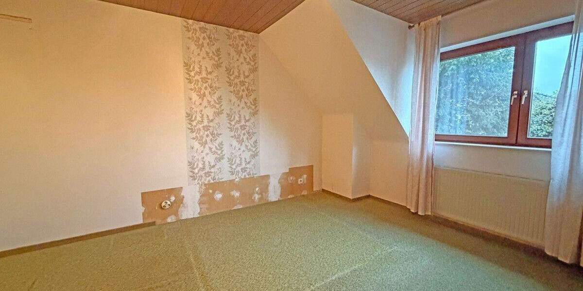 Doppelhaushälfte inklusive Nebengebäuden mit Gestaltungspotenzial in Alpen-Menzelen! 3 zimmer