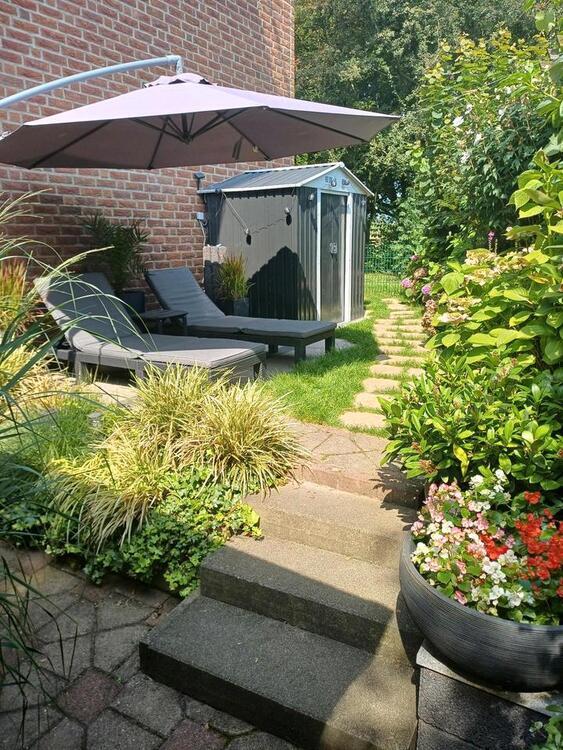 Sonnige Eigentumswohnung mit eigenem Wohlfühlgarten