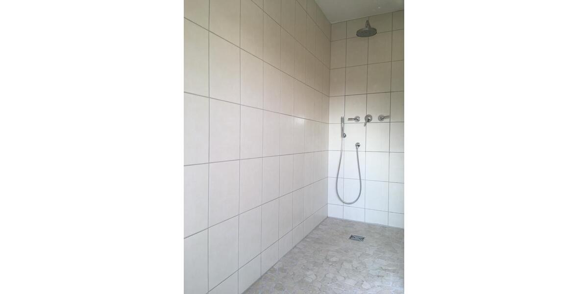 Dachgeschoßwohnung Krefeld Cracau - 2.5 Zimmer, 76 m&sup2;, 170.000&euro; | Angebot:26765882