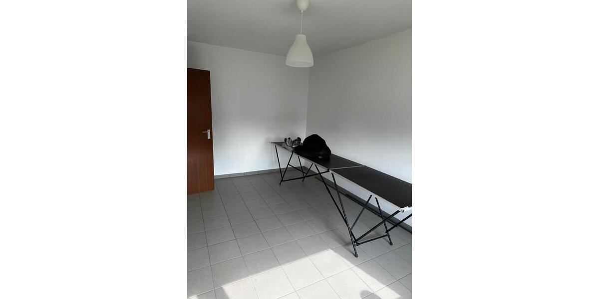 unmöblierte Zweizimmerwohnung mit Balkon und Einbauküche zimmer