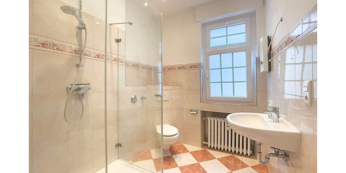 Sanierte Wohnung mit Parkett, EBK und großer Außenterrasse & Glasfaseranschluss in zentraler Lage 4 zimmer