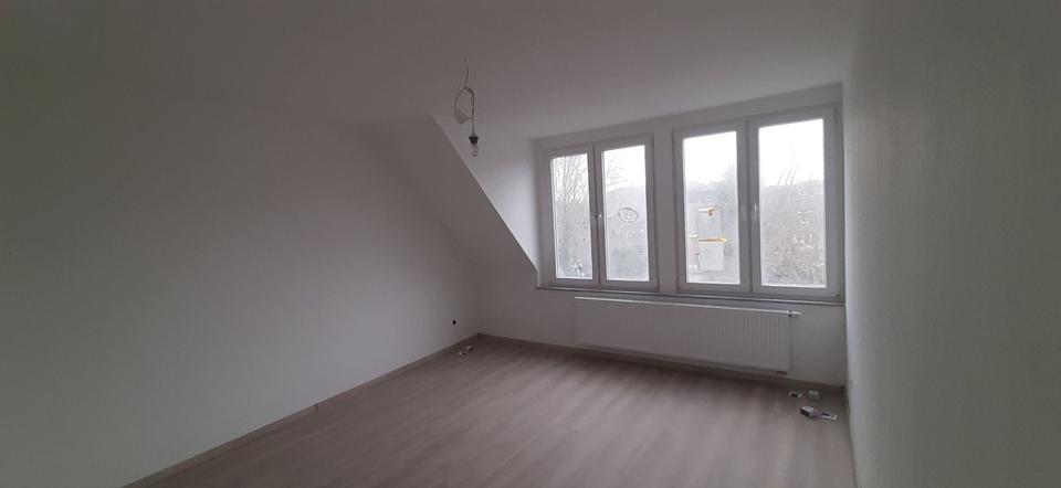 Frisch renovierte Dachgeschosswohnung 4 zimmer