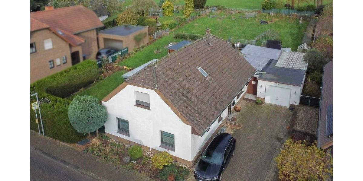 Schönes Bauernhaus mit großem Garten in top Lage von Menzelen-West 8 zimmer