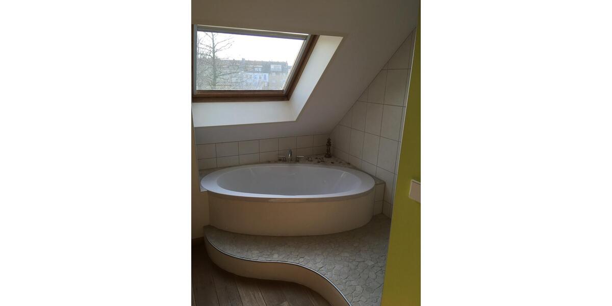 Dachgeschoßwohnung Krefeld Cracau - 2.5 Zimmer, 76 m&sup2;, 170.000&euro; | Angebot:26765882