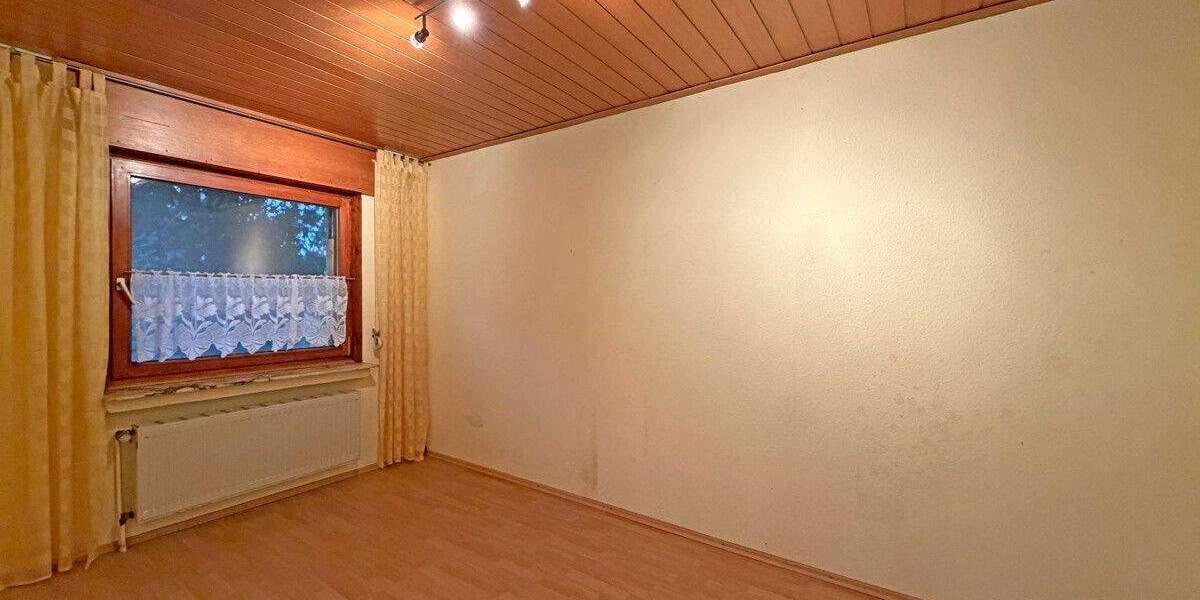 Doppelhaushälfte inklusive Nebengebäuden mit Gestaltungspotenzial in Alpen-Menzelen! 3 zimmer