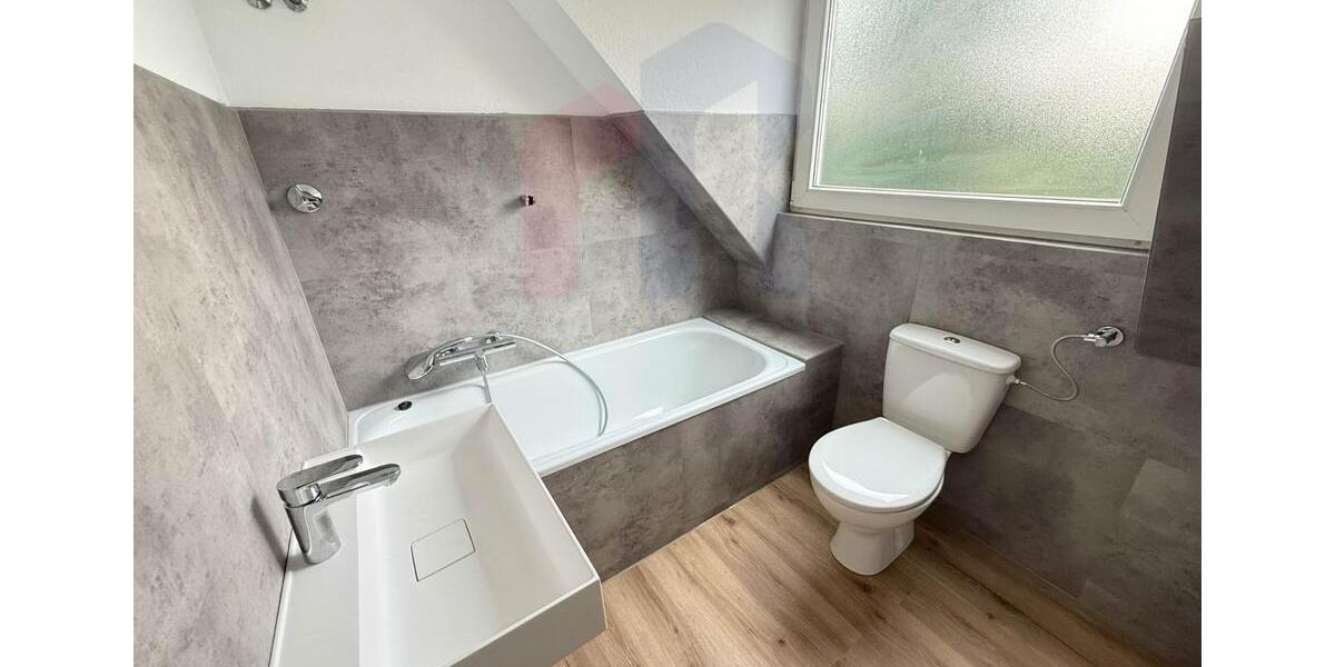 Hochwertig modernisierte 2,5-Zimmer-Dachgeschosswohnung in Duisbu 2.5 zimmer